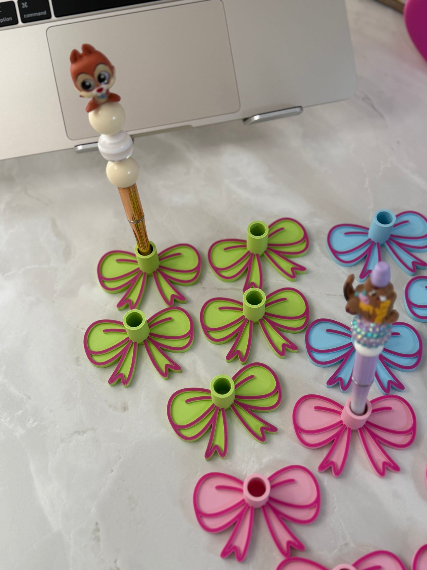 Bow single pen display